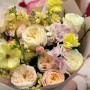 Пухнастий букет у теплих пастельних тонах «Сонячна акварель»