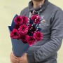11 Brushmark Braga ranunculus in the bouquet «Mystery of the Night»