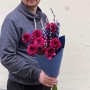 11 Brushmark Braga ranunculus in the bouquet «Mystery of the Night»