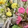 Нежная пасхальная композиция с ранункулюсами «Светлая радость»