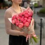 15 пионов сорта Coral Charm в букете «Ожерелье Нефертити»