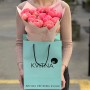 15 пионов сорта Coral Charm в букете «Ожерелье Нефертити»