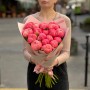 15 пионов сорта Coral Charm в букете «Ожерелье Нефертити»