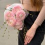 5 ранункулюсів сорту Clooney Lady у букеті «Пелюсткова залежність»