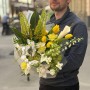 Interesting tiered bouquet in lemon and white tones «Capri Panoramas»