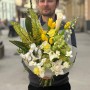 Interesting tiered bouquet in lemon and white tones «Capri Panoramas»