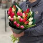 27 хрумких різнокольорових тюльпанів у букеті «Кольорові емоції»