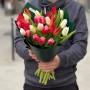 27 хрумких різнокольорових тюльпанів у букеті «Кольорові емоції»