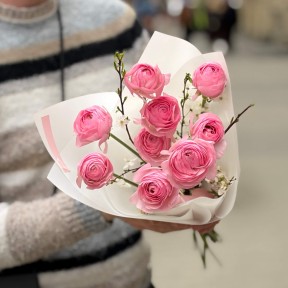 9 ранункулюсов сорта Azur Light Pink  букете «Тихая влюблённость»