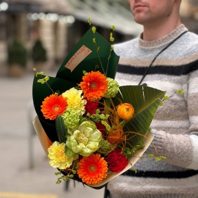 Цікавий букет із герберами та піоновидною трояндою Veggie «Барви радості»