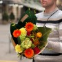 Интересный букет с герберами и пионовидной розой Veggie «Краски радости»