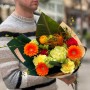 Интересный букет с герберами и пионовидной розой Veggie «Краски радости»