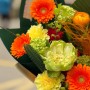 Интересный букет с герберами и пионовидной розой Veggie «Краски радости»