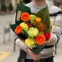 Интересный букет с герберами и пионовидной розой Veggie «Краски радости»