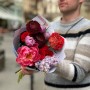 Букет с пионом Coral Charm и сиренью «Апрельский комплимент»
