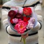 Букет с пионом Coral Charm и сиренью «Апрельский комплимент»