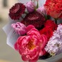 Букет с пионом Coral Charm и сиренью «Апрельский комплимент»