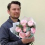 7 Clooney Lady ranunculus in the bouquet «Berry Souffle»