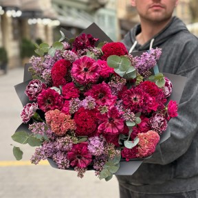 Роскошный букет с ранункулюсами и сиренью «Искушение Амазонки»