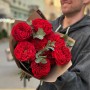 9 пионовидных роз сорта Red Eye с эвкалиптом в букете «Кружевные мысли»