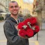 9 пионовидных роз сорта Red Eye с эвкалиптом в букете «Кружевные мысли»