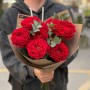 9 пионовидных роз сорта Red Eye с эвкалиптом в букете «Кружевные мысли»