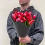 Мікс із 23 класичних тюльпанів сортів Red Chief та Supermodel у букеті «Магнетично яскравий»