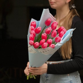 21 классический тюльпан сорта Supermodel в букете «Гламурный розовый»