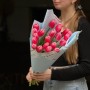 21 класичний тюльпан сорту Supermodel у букеті «Гламурний рожевий»