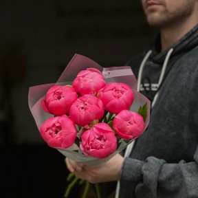 7 яскравих півоній сорту Coral Charm у букеті «Весняне марево»