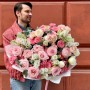 Розкішний об'ємний букет із ароматною півонієвидною трояндою Pink O'Hara «Окситоцинові обійми»