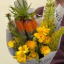 Яскравий букет з фрітілярією «Сонячна Сашуня»