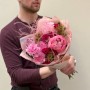 Романтический букет с пионом Coral Charm «Немного счастья»