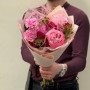 Романтический букет с пионом Coral Charm «Немного счастья»