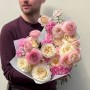 Изысканный букет с ранункулюсами и пионовидными розами «Свет между нами»