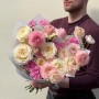 Изысканный букет с ранункулюсами и пионовидными розами «Свет между нами»