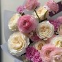 Изысканный букет с ранункулюсами и пионовидными розами «Свет между нами»