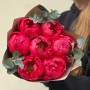 7 півоній сорту Coral Magic з евкаліптом у букеті «Кораловий екстаз»