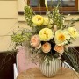 Розкішна композиція у вазі з півоніями сорту Lemon Chiffon та вишуканою півонієвидною трояндою Tie-Dye «Захват Імператриці»