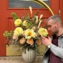 Розкішна композиція у вазі з півоніями сорту Lemon Chiffon та вишуканою півонієвидною трояндою Tie-Dye «Захват Імператриці»