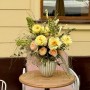 Розкішна композиція у вазі з півоніями сорту Lemon Chiffon та вишуканою півонієвидною трояндою Tie-Dye «Захват Імператриці»
