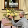 Розкішна композиція у вазі з півоніями сорту Lemon Chiffon та вишуканою півонієвидною трояндою Tie-Dye «Захват Імператриці»