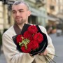 7 интересных пионовидных роз Red Monster в букете «Волнистое чудо»