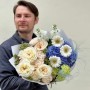 Светлый романтический букет «Просинь неба»