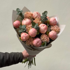 Очаровательный букет с пионами сорта Kingsday Salmon «Райские персички»