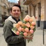 Чарівний букет із півоніями сорту Kingsday Salmon «Райські персички»