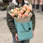 Чарівний букет із півоніями сорту Kingsday Salmon «Райські персички»