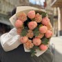 Чарівний букет із півоніями сорту Kingsday Salmon «Райські персички»