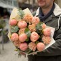 Чарівний букет із півоніями сорту Kingsday Salmon «Райські персички»