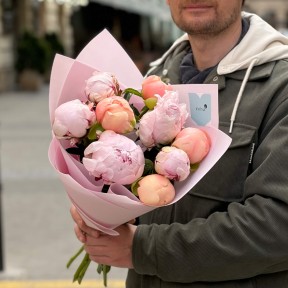 9 Kingsday Salmon & Reine Hortense peonies in the bouquet «Pink Mango»